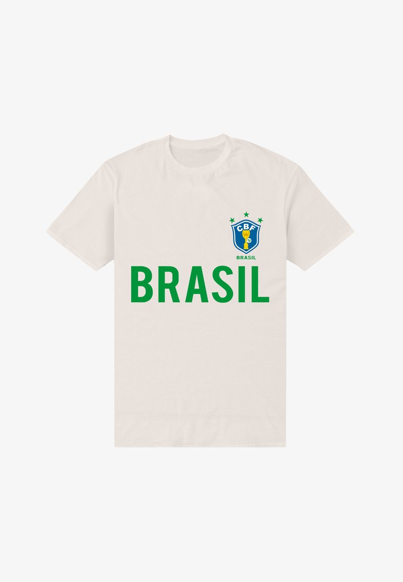 Biała koszulka z bawełny z zielonym napisem "BRASIL" oraz niebieskim logo CBF z trofeum i gwiazdami na lewej piersi.
