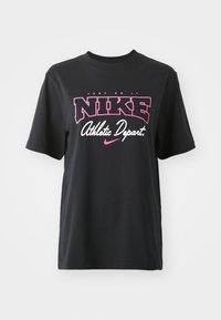 Černé bavlněné tričko s krátkými rukávy, s výrazným růžovým logem „NIKE“ a bílým nápisem „Just Do It“ a „Athletic Depart.“
