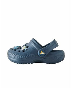 Zoccoli blu navy realizzati in gomma con un design ventilato, dotati di charm decorativi e di una fascia posteriore per una vestibilità sicura.