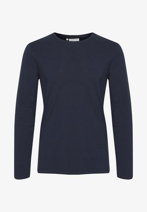 Granatowa koszulka z długim rękawem wykonana z miękkiej bawełny. Posiada okrągły dekolt oraz dopasowany krój. Gładka faktura bez widocznych wzorów czy akcentów.