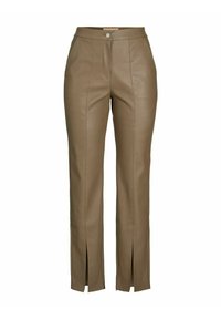 Pantalones de cuero marrón de corte recto, con bolsillos frontales y aberturas laterales en el dobladillo. Textura suave y diseño a medida.