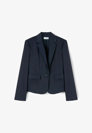Blazer blu navy scuro su misura con chiusura a un bottone, rever a lancia, maniche lunghe e due tasche frontali con patta, steso su sfondo bianco.