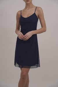 Elegant modrá šaty s tenkými ramienkami, ribovanou štruktúrou a jemne splývavým lemom. Jednoduchý dizajn, dĺžka do polovice stehna.