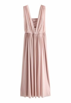 Vaaleanpunainen olkaimeton maksimekko, jossa on syvä V-aukko ja gathered bodice, virtaavaa kangasta ja muotoiltu yläosa, joka korostaa vyötäröä.