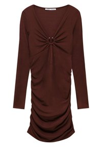 Braunes Langarmkleid mit tiefem V-Ausschnitt, gerafftem Stoff im Büstenbereich und Raffung an den Seiten für eine figurbetonte Silhouette.