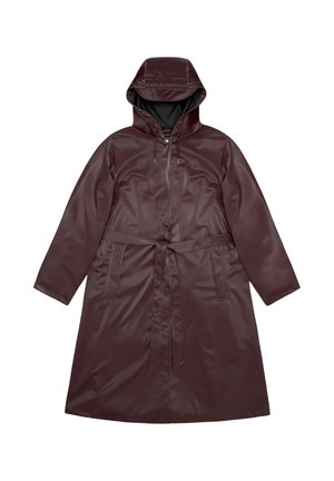 Impermeabile bordeaux con cappuccio, maniche lunghe, due tasche frontali e cintura abbinata in vita per una vestibilità sicura.