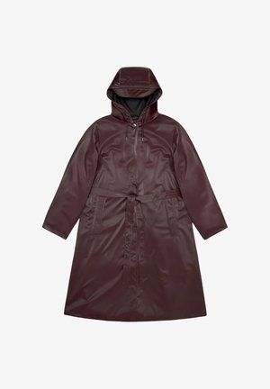 Impermeabile bordeaux con cappuccio, maniche lunghe, due tasche frontali e cintura abbinata in vita per una vestibilità sicura.