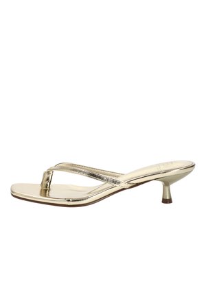 Sandalia de tacón dorada brillante para mujer con tira entre los dedos y un pequeño tacón kitten, vista lateral sobre fondo blanco.