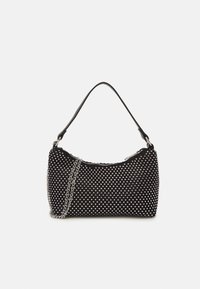 Sac à main noir avec des clous en argent, poignée courte en cuir et une chaîne décorative en argent sur fond blanc.