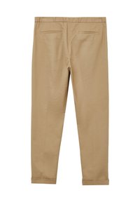 Beige Baumwollhosen mit taillierter Passform, glatter Textur und zwei Gesäßtaschen. Mit gekrempeltem Saum und einem schlichten, klaren Stil.