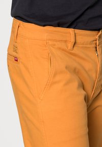 Levi's® XX CHINO SLIM TAPER PANTS - Chinos - golden oak