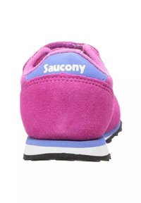 Sneaker in suede rosa con un accento blu sul tallone, dotata di branding bianco e suola in gomma nera. Design atletico classico.