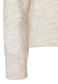 Manche de pull en tricot crème avec un poignet côtelé. Texture douce avec un léger éclat, présentant un motif marbré subtil.