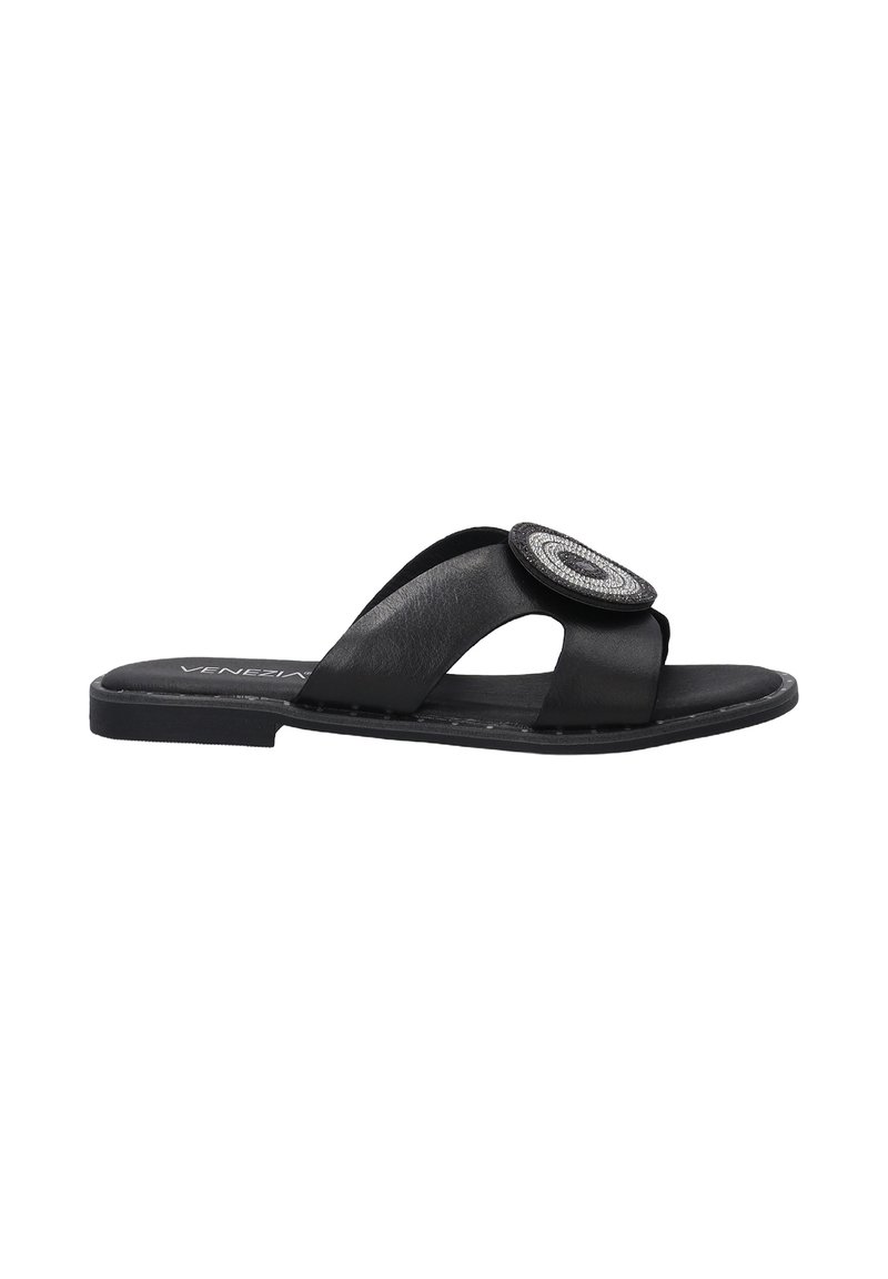 Sorte lædersandal med åben tå og to krydsede remme, prydet med en cirkulær dekorativ detalje på tåområdet og en flad gummisål.