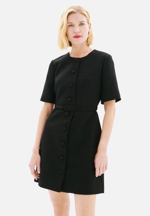 Robe noire à manches courtes avec un col rond, fermeture à boutons sur le devant, taille ceinturée et finition en tissu texturé.
