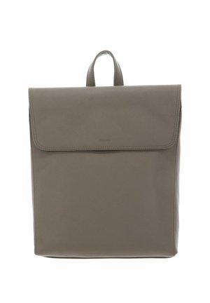 Sac à dos en cuir gris avec une fermeture à rabat, une poignée supérieure et des lignes épurées. Il présente une texture lisse et un marquage subtil à l'avant.