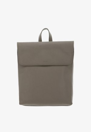 Sac à dos en cuir gris avec une fermeture à rabat, une poignée supérieure et des lignes épurées. Il présente une texture lisse et un marquage subtil à l'avant.