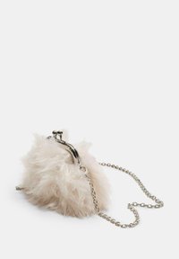 Faux fur clutch taske i lys pink med en sølvmetal kiss-lock lukning og en metallisk kædestrop til at bære.