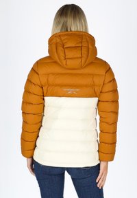 Kurtka puchowa z pomarańczową górną częścią i białą dolną częścią. Posiada kaptur oraz poziome pikowanie. Logo marki z tyłu.