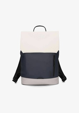 Sac à dos avec rabat blanc, corps bleu marine et base gris clair, doté d'une poche verticale zippée à l'avant et de bretelles noires réglables.