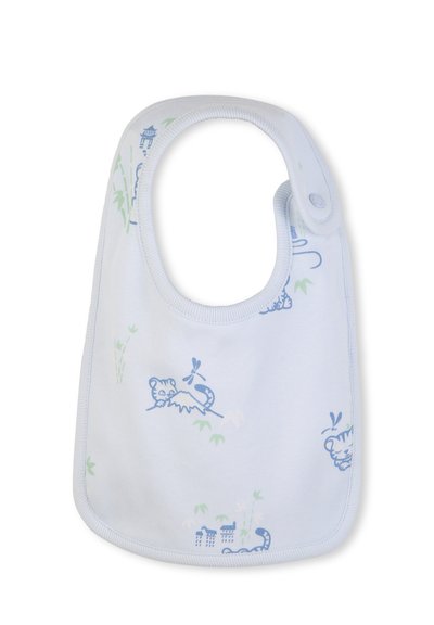 Bavoir blanc pour bébé avec illustrations de tigre bleu et de bambou, fixé par une pression au niveau du cou.