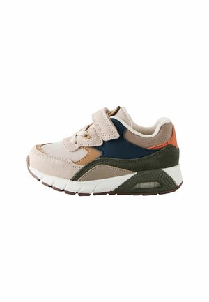 Sportieve kindersneaker in beige, marineblauw, groen en oranje met klittenbandsluiting en gevoerde zool, zijaanzicht tegen een witte achtergrond.