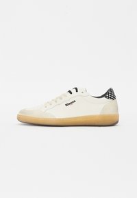 Hvit sneakers med teksturert overdel, svarte detaljer og rutete hæl. Har en beige gummisåle og snøring.