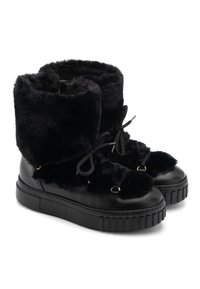 Botas de tobillo negras con parte superior de piel sintética, base de cuero negro, punta redonda, suela gruesa y cordones negros. Presenta acentos de hardware dorado.