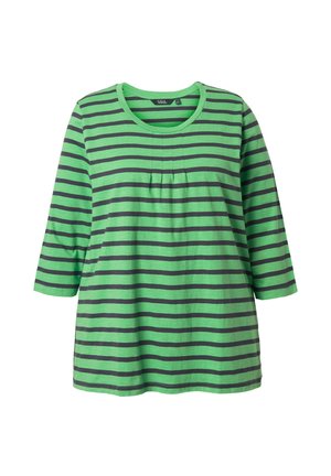 Groen en grijs gestreepte T-shirt met driekwart mouwen en een ronde hals; heeft een geplooide uitstraling aan de voorkant. Gemaakt van zachte stof.