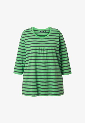 Camiseta de rayas verde y gris con mangas tres cuartos y cuello redondo; presenta un diseño de pliegues en la parte frontal. Está hecha de una tela suave.