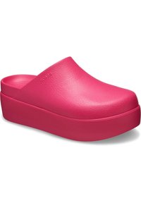 Zuecos de plataforma rosa hechos de material sintético texturizado. Diseño con punta cerrada, con un upper curvado y suela gruesa para mayor altura.