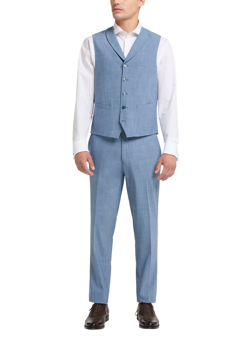 Helles blaues drei-teiliges Anzug mit einer Weste, flachen Vorderhose und einem weißen Hemd. Merkmale sind glatte Textur und saubere Tailoring.