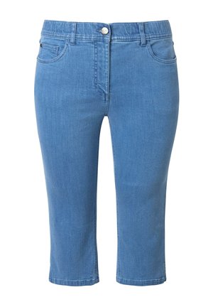 Pantalones capri de mezclilla azul claro con botón y cremallera delanteros, trabillas para cinturón y bolsillos delanteros y traseros, recortados por debajo de la rodilla.