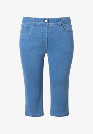 Pantalon capri en denim bleu clair avec bouton et fermeture éclair à l'avant, passants pour ceinture, poches avant et arrière, raccourci sous le genou.