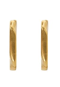 Gouden metalen hoepelogen met een gladde, gepolijste afwerking en een licht gebogen ontwerp, die een strakke, moderne esthetiek uitstralen.