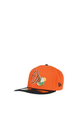 Cappellino da baseball arancione e nero con logo "O's" e ricamo floreale sul davanti, visiera piatta nera e logo New Era sul lato.