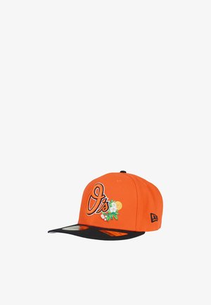Cappellino da baseball arancione e nero con logo "O's" e ricamo floreale sul davanti, visiera piatta nera e logo New Era sul lato.
