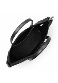 Borsa a tracolla nera con esterno testurizzato, chiusura a zip e doppi manici. L'interno presenta più scomparti in tessuto nero uniforme.