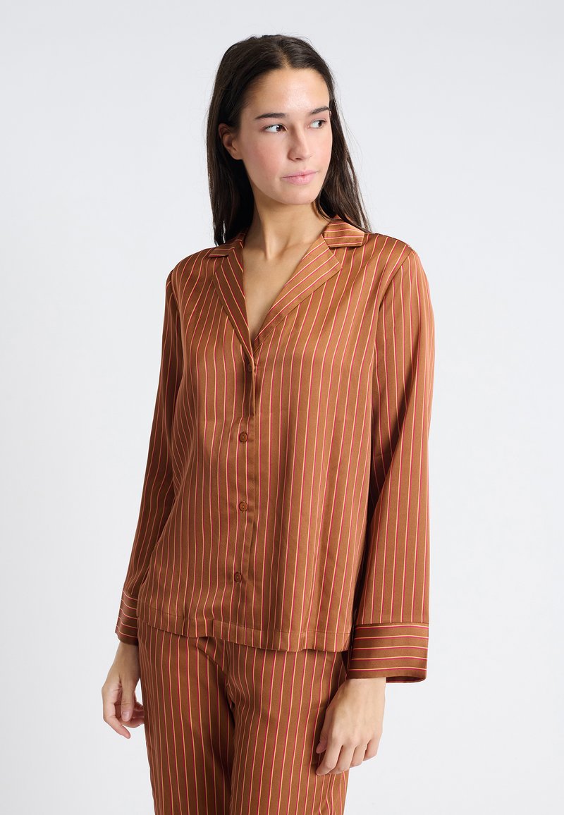 Brązowa piżama z paskami, z długimi rękawami, z różowymi paskami i kołnierzem w kształcie litery V, wykonana z gładkiego materiału i z zapięciem na guziki.