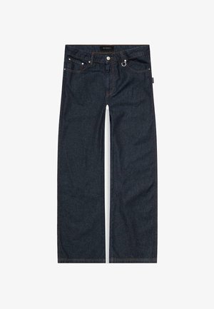 Tummansiniset farkut suoraan lahjelineen, viisi taskua, metalliosat ja kontrastiväriset ompeluyksityiskohdat. Kosteusmattapinta.