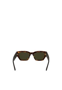 Ochelari de soare tortoiseshell maro cu rame pătrate, lentile verzi închise și brațe negre ușor conice. Prezintă un branding subțire auriu pe față.