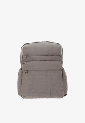 Sac à dos en tissu gris avec une finition texturée, comprenant un compartiment principal zippé, une poche frontale zippée et des accents de rangement latéraux.