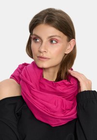 Fuksjowy szal w kształcie nieskończoności, wykonany z miękkiego materiału, cechujący się warstwową konstrukcją. Noszony wokół szyi, z gładką, zwisającą teksturą.