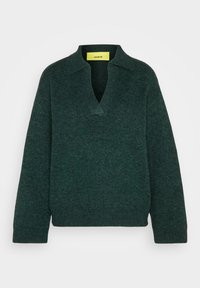 Pull en maille vert foncé avec manches longues, col large et ouverture décolletée en V profond, présenté sur un fond blanc.