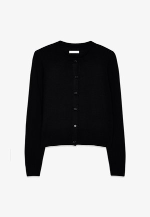 Juodas megztinis, pagamintas iš švelnaus trikotažo, su apvaliu kaklu, ilgomis rankovėmis ir priekiniais mygtukais, kurių yra šeši, suderinti tarpusavyje.