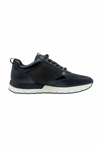 Scarpa sportiva nera con tomaia in pelle e tessuto, dettagli testurizzati, chiusura con lacci e suola in gomma bianca. Punta arrotondata e colletto imbottito.