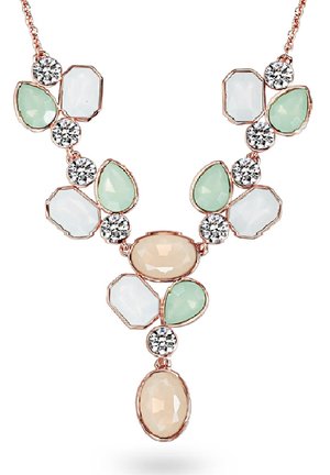 Collar de oro rosa con diversas gemas de formas variadas en verde menta, rosa pálido y acentos de cristal transparente, dispuestas en un diseño en forma de V.