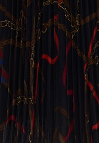 Rakott szoknya sötétkék alapon, melyen bonyolult mintázatú láncok, barna pántok és piros díszítések láthatók, texturált megjelenést kölcsönözve.