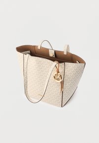 Velika torba tote iz bež platna z nežnim vzorcem logotipa, rjavim notranjim delom, zlatim kovinskim okrasjem in dvema zgornjima ročajema. Ponaša se z robustno konstrukcijo.