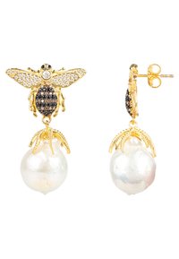 Pendientes en tono dorado con un diseño de abeja adornado con cristales negros y transparentes, que llevan acentos de perlas iridiscentes grandes.
